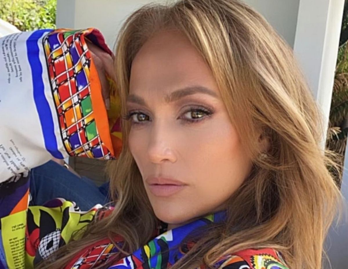 Розпатлана наречена Дженніфер Лопес показала нові фото зі зйомок романтичної комедії - today.ua