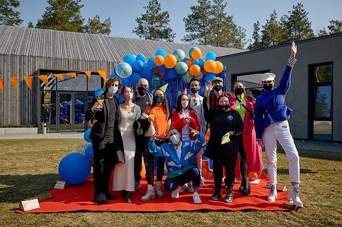 Гості в масках і торт-капелюх: як Монатик відзначав своє 35-річчя - today.ua