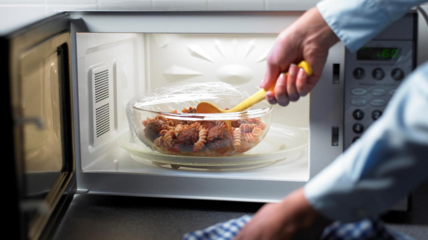 Какие продукты нельзя разогревать в микроволновке, чтобы не навредить здоровью - today.ua
