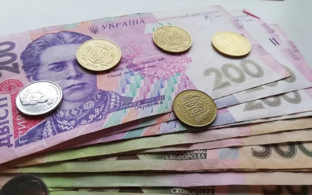 В Украине перенесли повышение минимальной зарплаты: когда и на сколько увеличатся выплаты