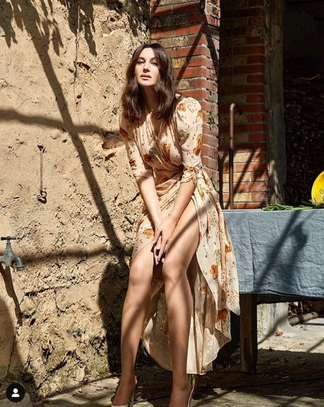 Моника Беллуччи снялась для модного глянца в откровенных нарядах