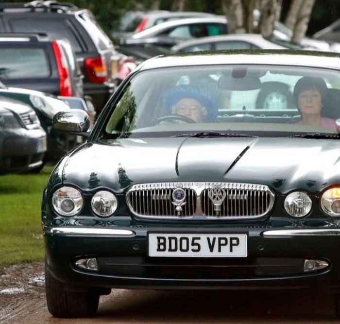 Автопарк королевы Англии: на каких авто ездит Елизавета II