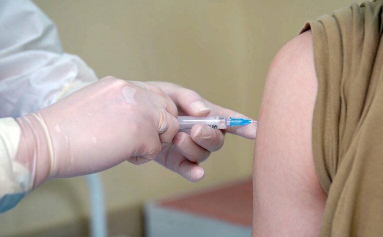 Учителей в Украине вакцинируют препаратом CoronaVac: кто получит прививку первыми - today.ua