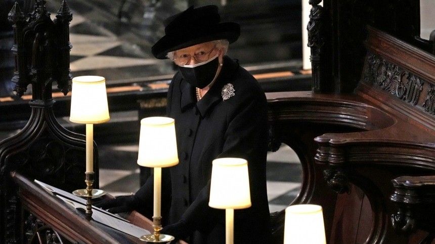 Елизавета II надела на похороны Филиппа особенную брошь, которой более 100 лет