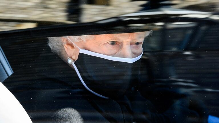 Елизавета II может отречься от престола после смерти мужа  - today.ua