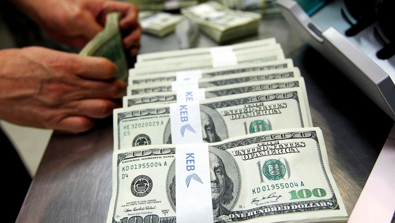 Після нового рішення НБУ долар в Україні почне дешевшати