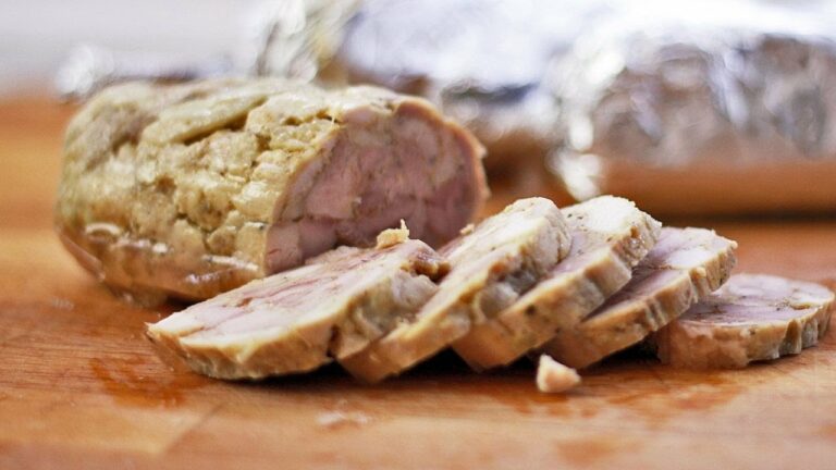 Куряча ковбаса на Великдень: простий рецепт смачної закуски для святкового застілля - today.ua