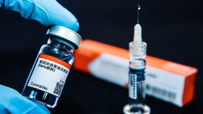 В Україні почалась вакцинація від коронавірусу китайським препаратом CoronaVac: що про нього відомо 