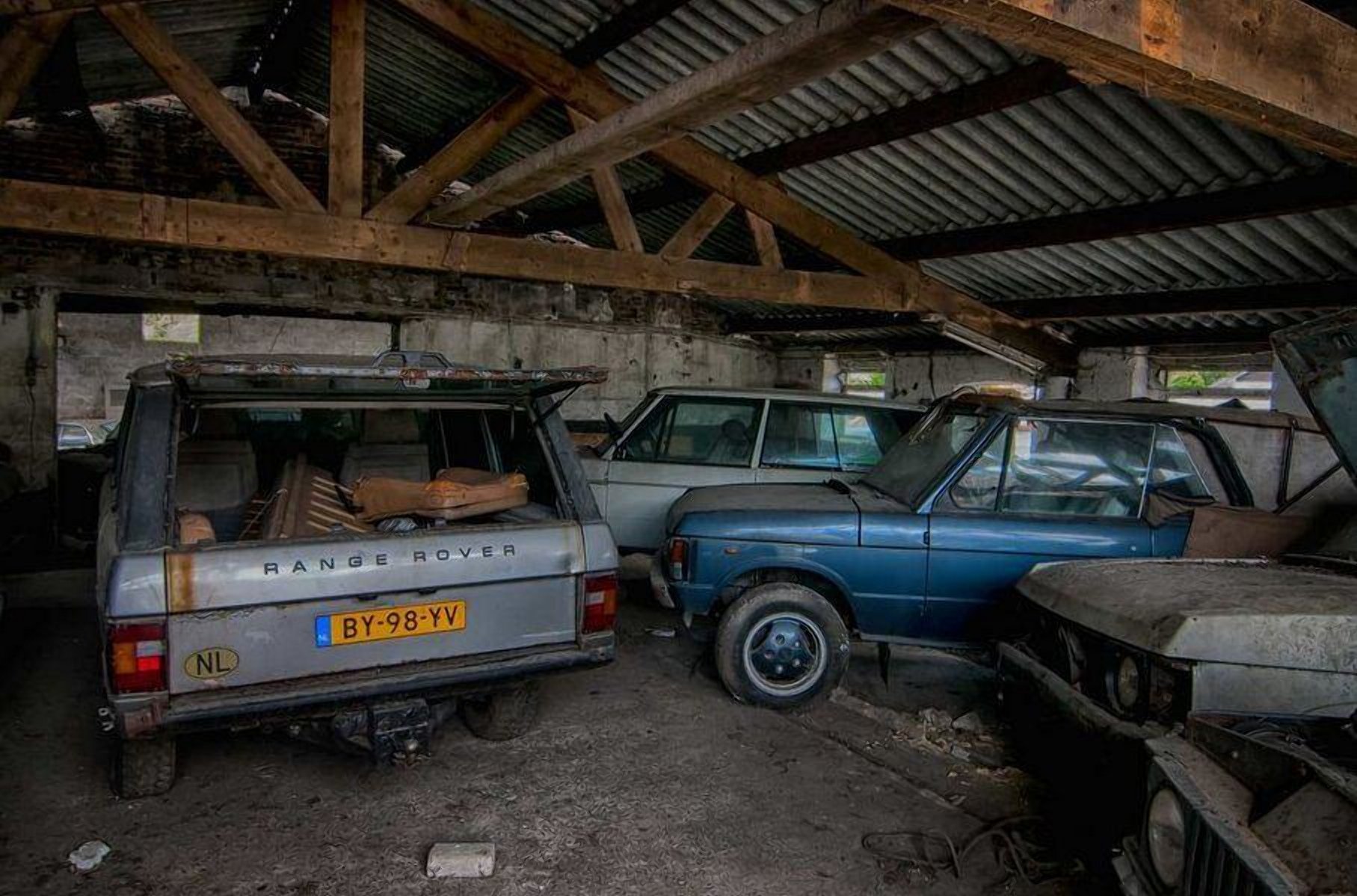 В заброшенном гараже нашли “кладбище“ старых Range Rover