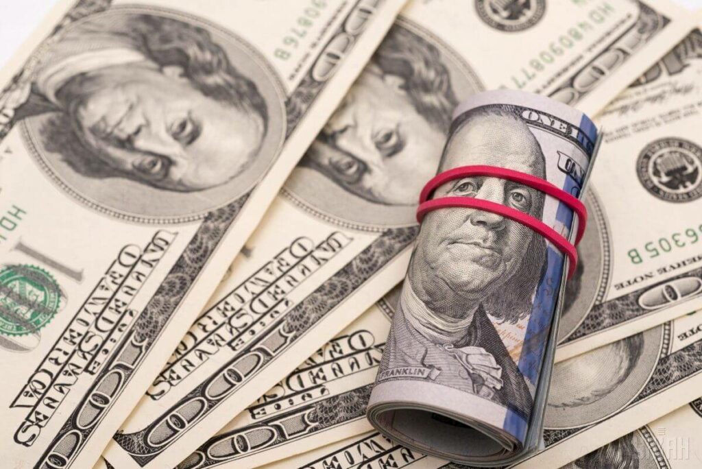 Курс долара пішов униз: українцям розповіли, як можна заробити на коливаннях вартості валюти