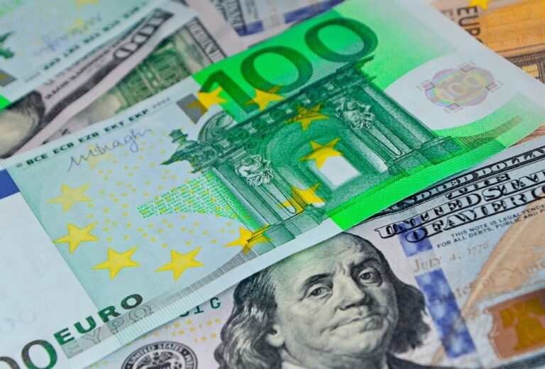 Не доллары и евро: украинцам назвали самую надежную валюту, в которую можно вложить сбережения - today.ua