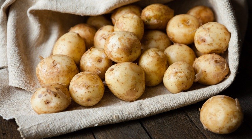 Молодой картофель, выращенный в Украине, на 20 гривен дороже израильского: цены опускаться не будут