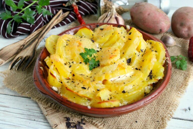 Запеченный картофель в кисло-сладком соусе: рецепт пикантного блюда в Великий пост  - today.ua