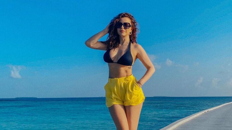 Ані Лорак у червоному купальнику викликала фурор на мальдівському пляжі - today.ua