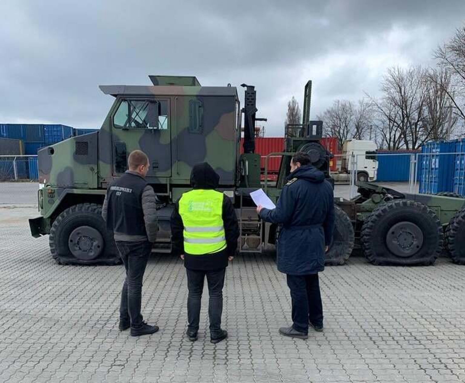 В Одессе пытались растаможить американский танковый тягач