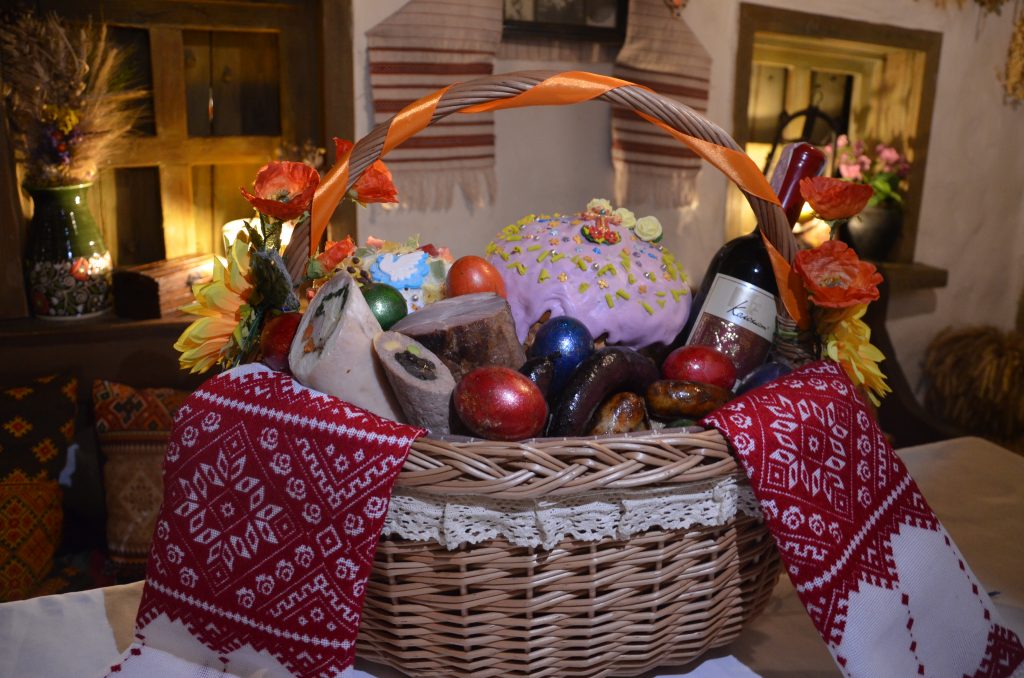 Пасхальная корзина подорожала почти в два раза: сколько стоят продукты перед праздником - today.ua