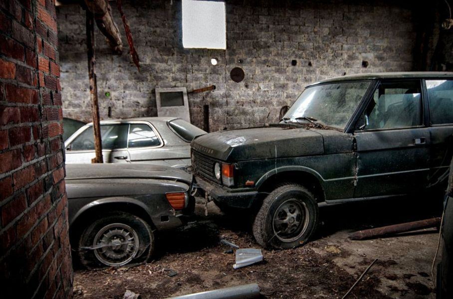В заброшенном гараже нашли “кладбище“ старых Range Rover