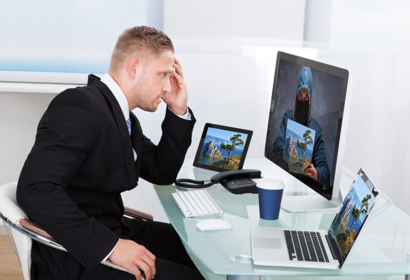 Іноземні банки масово закривають рахунки українців: названі причини