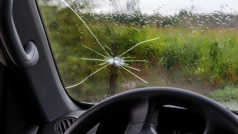 Трещина на лобовом стекле: какой штраф и что делать водителям - today.ua