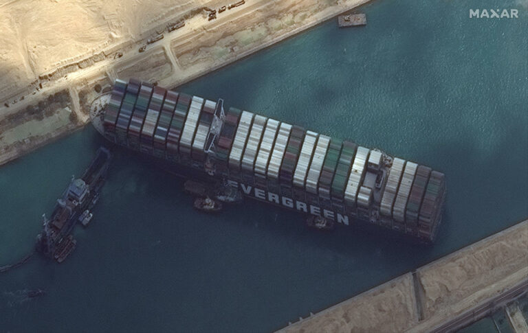 У заторі в Суецькому каналі стояло 8 суден з українським вантажем: кому і що везли - today.ua