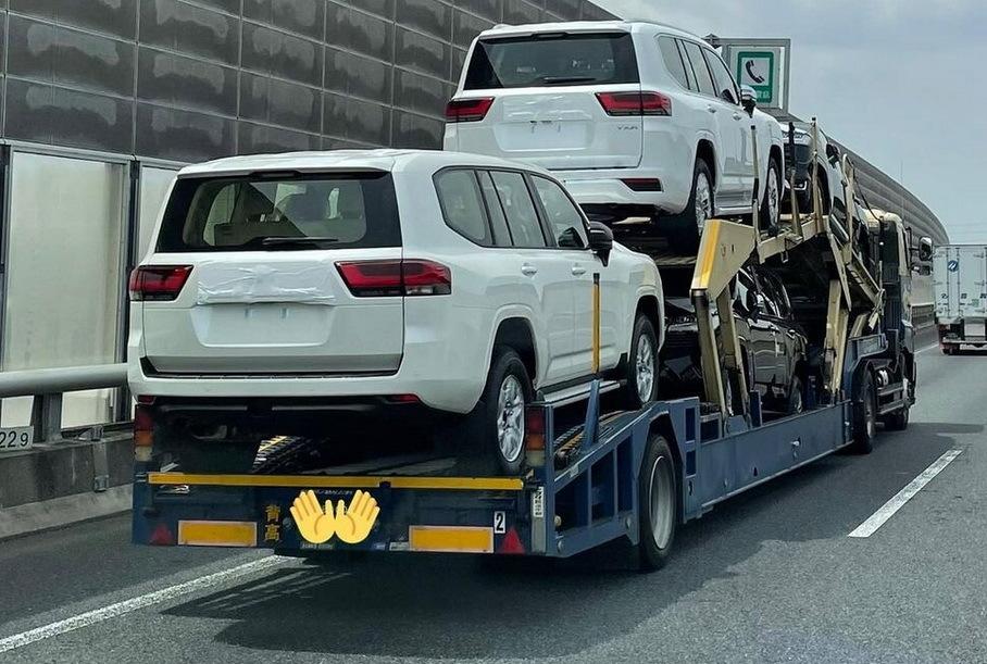 Toyota Land Cruiser 300 - названа дата дебюта