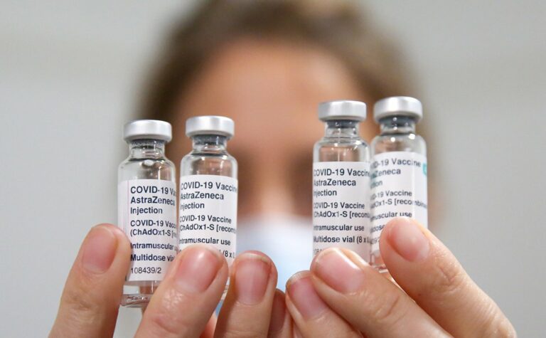 В Україну завезуть другу партію вакцини AstraZeneca: хто в черзі на щеплення - today.ua