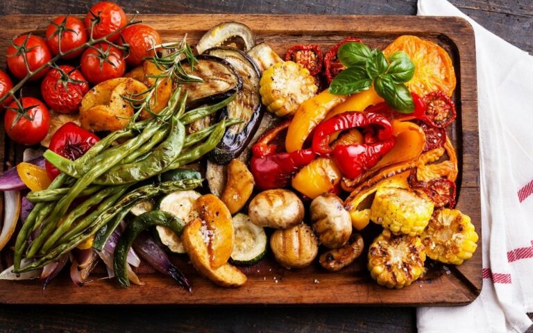 Теплий салат із запечених на грилі овочів: рецепт весняної страви на пікнік - today.ua
