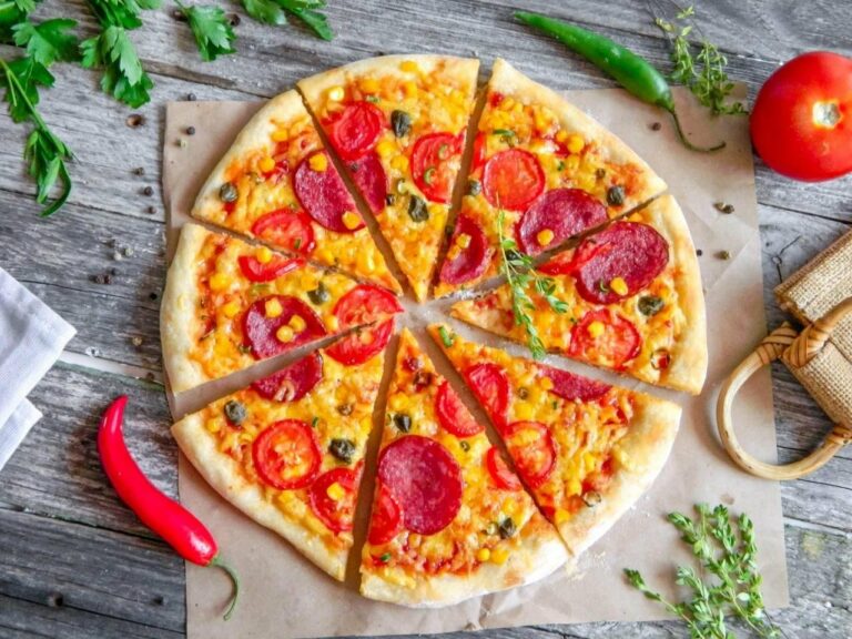 Домашня піца на тонкому тісті за півгодини: простий та швидкий рецепт - today.ua