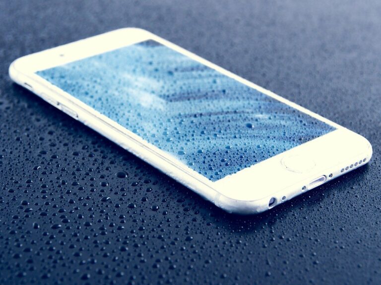 Смартфоны могут быть опасными для жизни: в каких случаях устройства нельзя брать в руки - today.ua