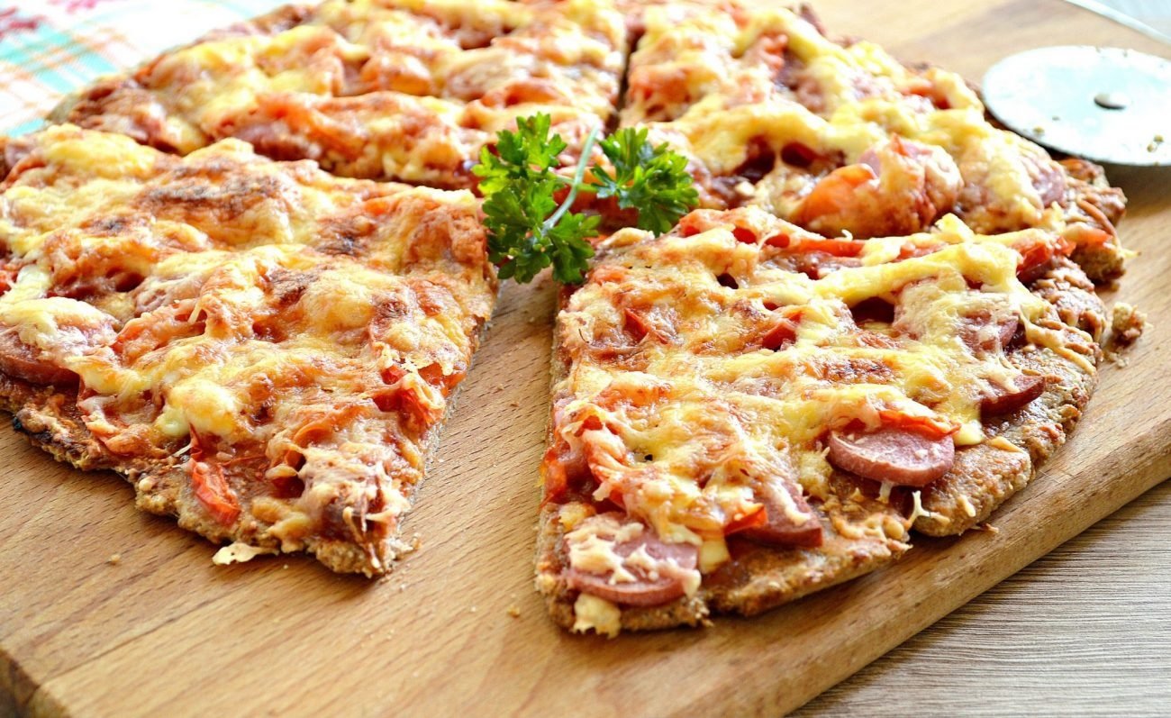 Домашняя пицца на тонком тесте за полчаса: простой и быстрый рецепт