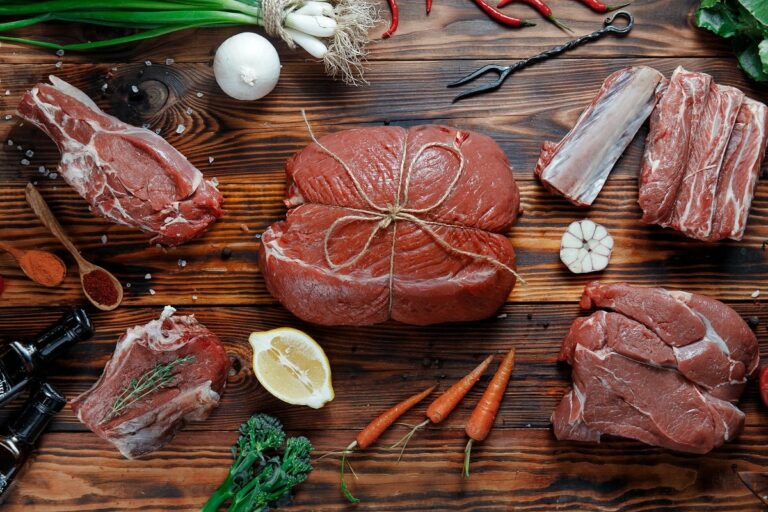Фальсифіковане і прострочене м'ясо заполонило ринок України: як визначити якість продукту - today.ua