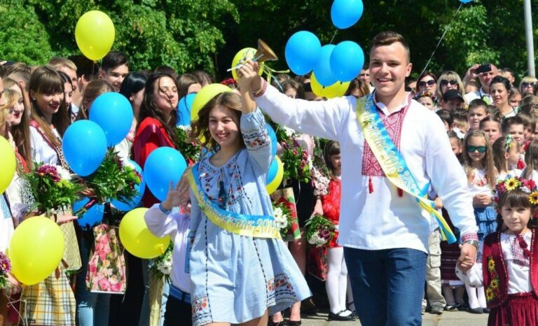 Останній дзвінок в українських школах перенесли на літо: в яких областях канікули почнуться пізніше - today.ua