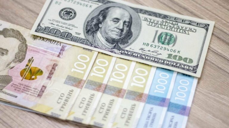 Украинцы начали избавляться от долларов: в мае гривна значительно укрепится по нескольким причинам - today.ua