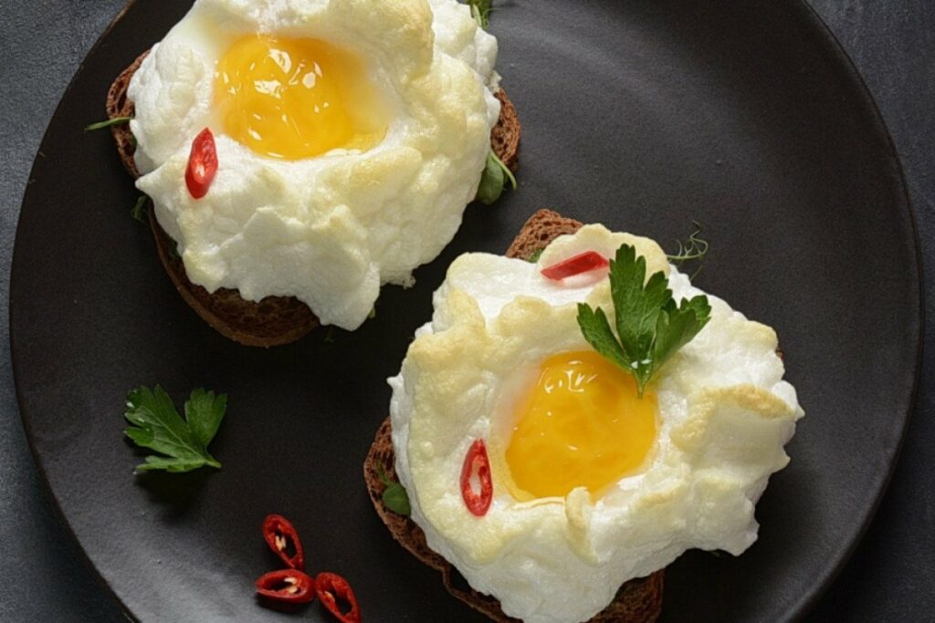 Как приготовить пышную яичницу с помидорами и сыром: пошаговый рецепт французского завтрака  