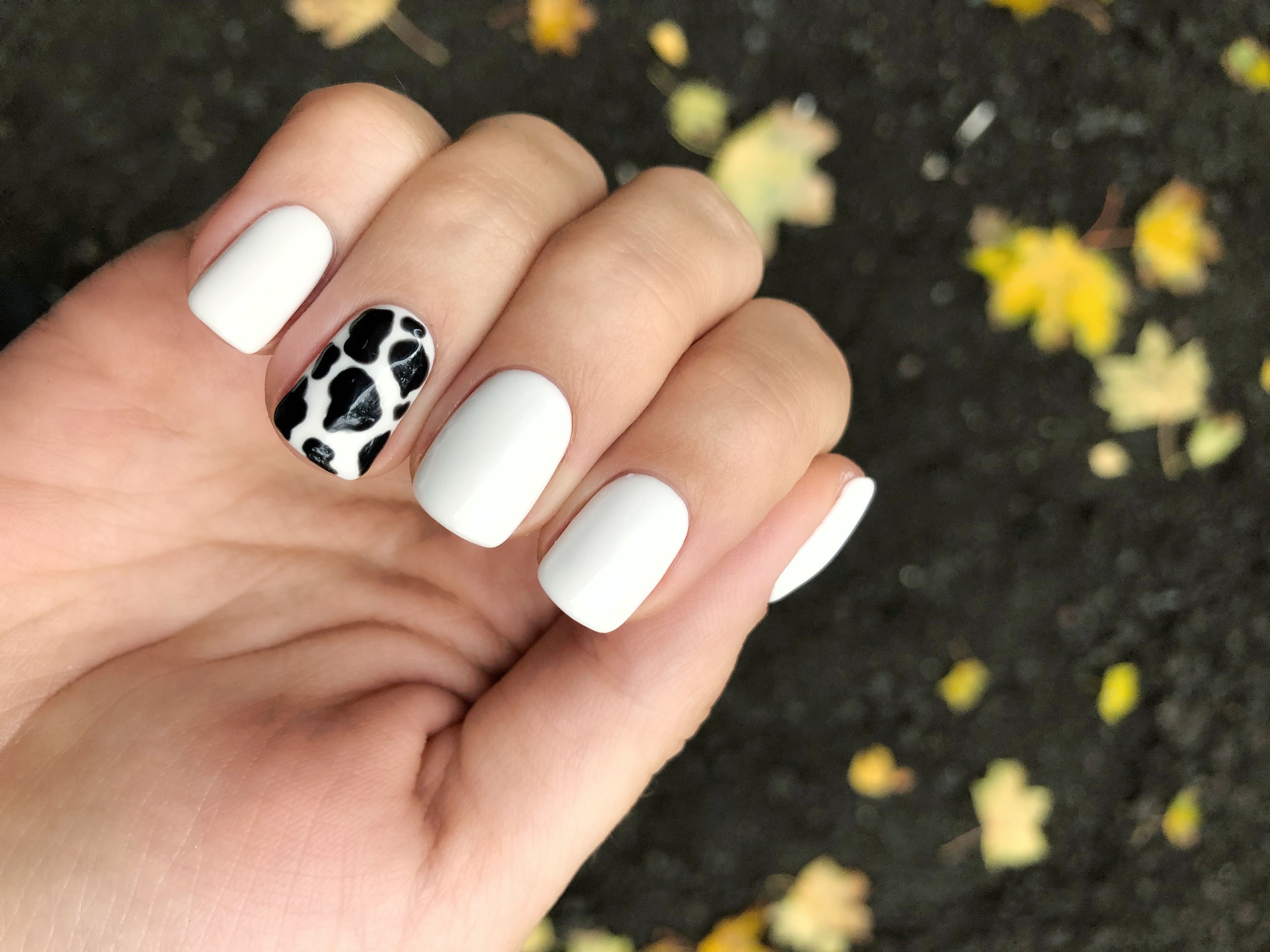 Модные расцветки в летнем маникюре 2021: главным трендом стал коровий принт - today.ua