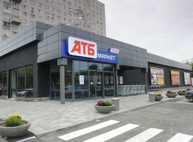 В АТБ почали роздавати покупцям платіжні картки - today.ua
