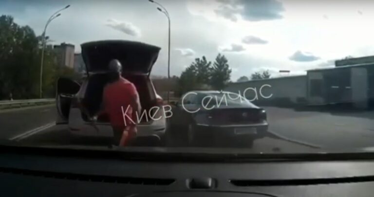 В Киеве водитель внедорожника Volkswagen с номерами LEGIONER с битой напал на водителя Ford (Видео) - today.ua