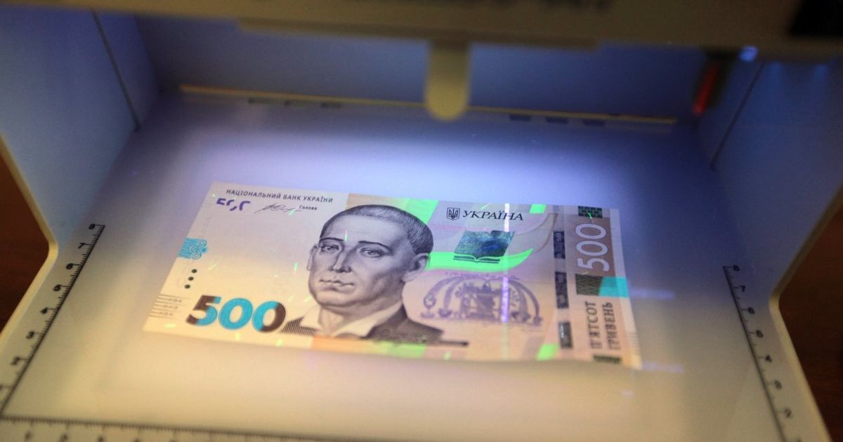 Фальшиві гривні, долари та євро: Нацбанк України назвав купюри, які підробляють найчастіше