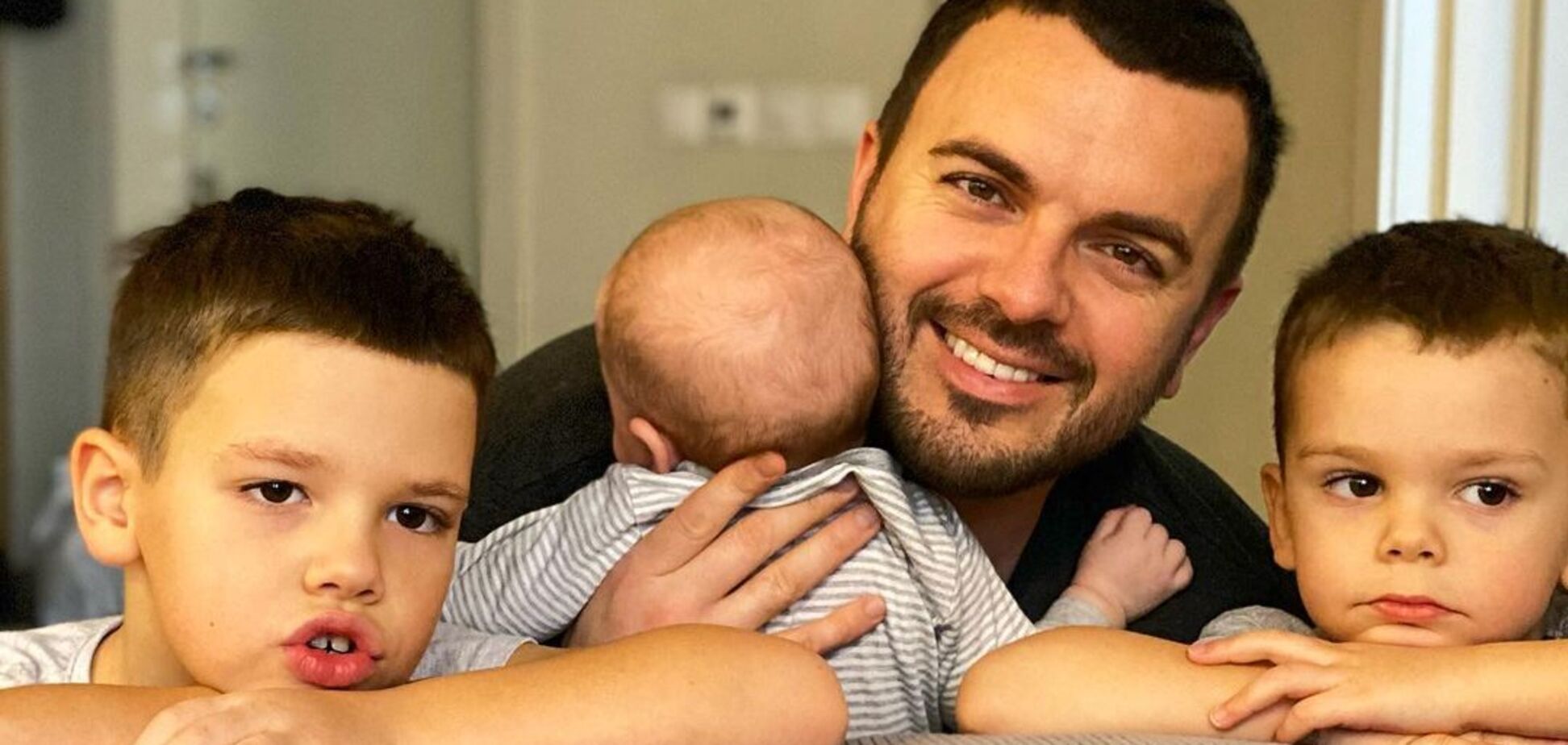 Григорій Решетник показав своє рідкісне дитяче фото з мамою - today.ua