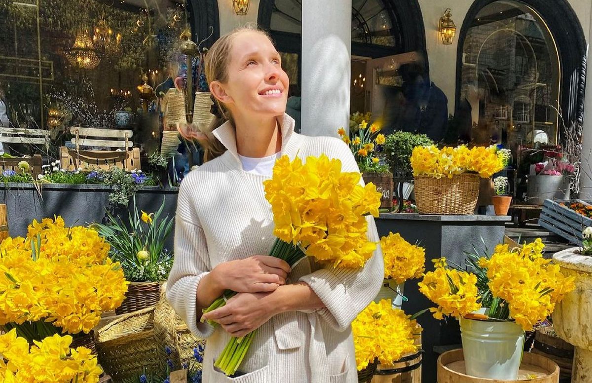 Вагітна Катя Осадча в короткій сорочці показала модельні ніжки - today.ua