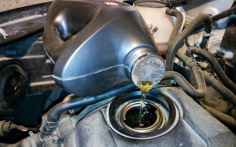 Лайфхак от водителей: как не пролить масло на двигатель при доливе - today.ua
