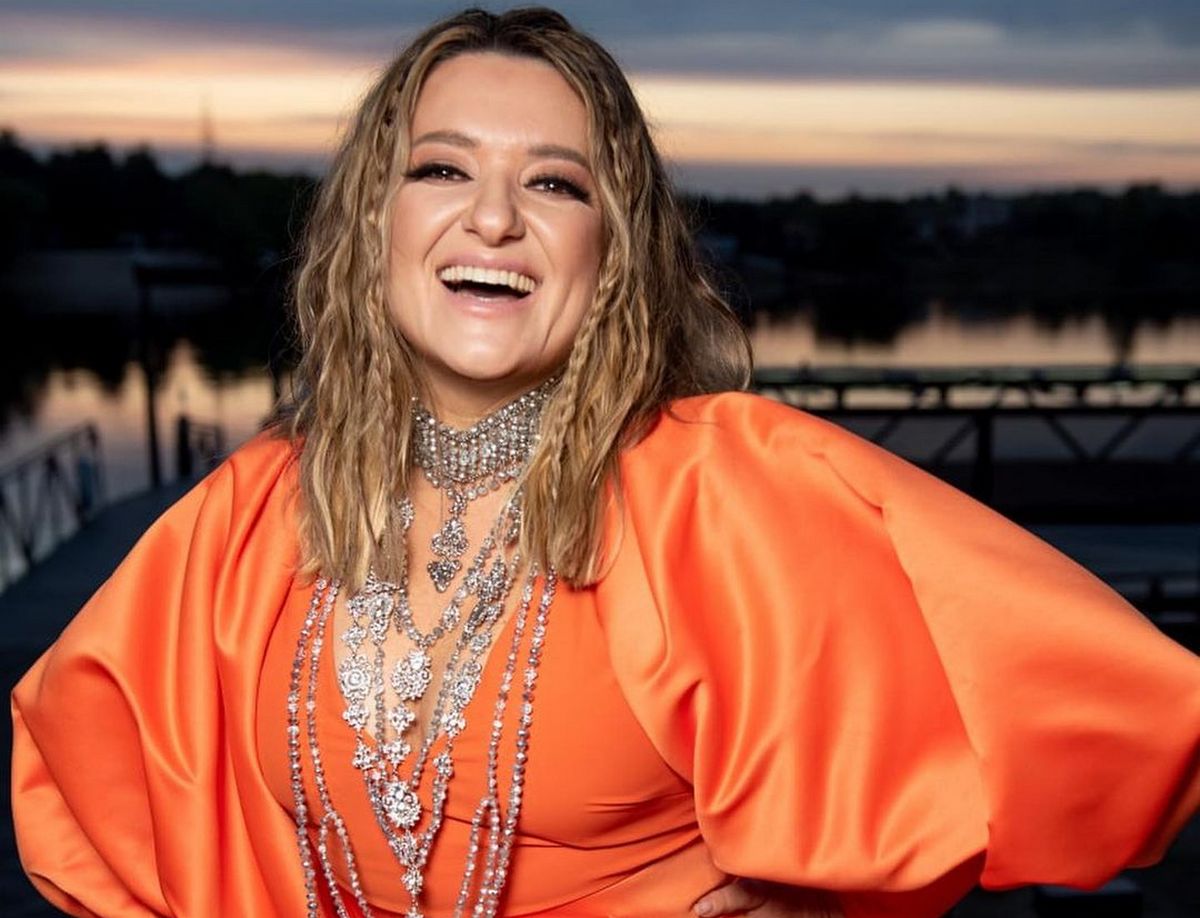 Шикарная женщина: Наталья Могилевская в золотом платье с эффектным декольте появилась на публике - today.ua