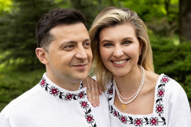 Первая леди Елена Зеленская показала милое фото с президентом в вышиванках - today.ua