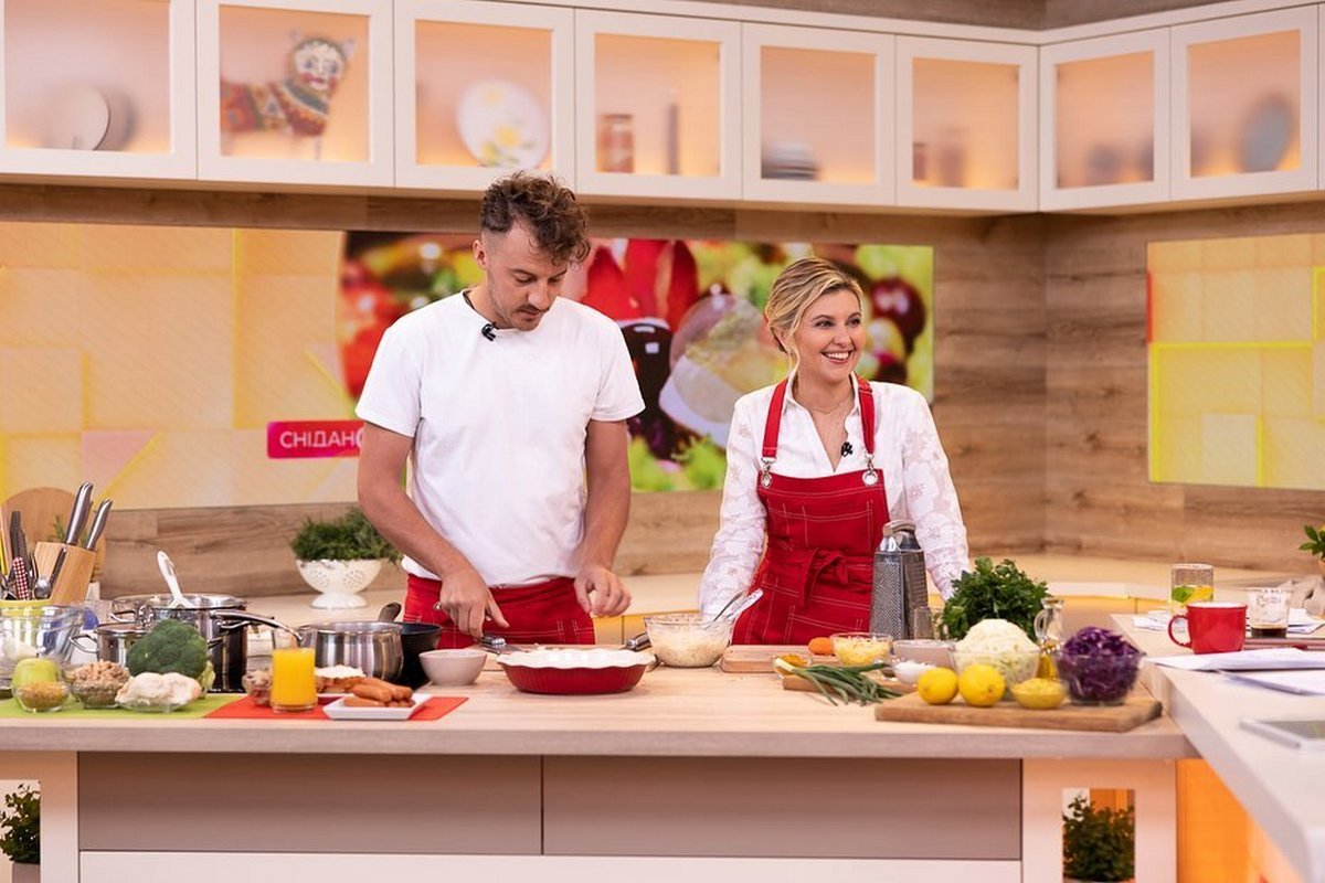 Олена Зеленська в білій сукні приготувала страви з оновленого шкільного меню - today.ua