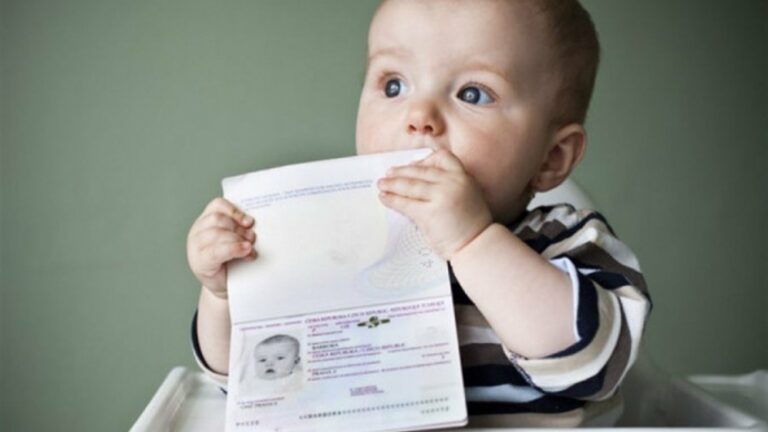 Какие документы нужно иметь тем, кто планирует выезд за границу с ребенком - today.ua