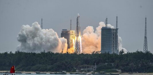 Уламки некерованої китайської ракети благополучно впали в океанські глибини поблизу Мальдів - today.ua