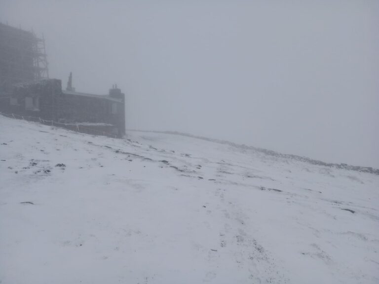 За два дні до літа Карпати замітає снігом: фото засніжених схилів  - today.ua