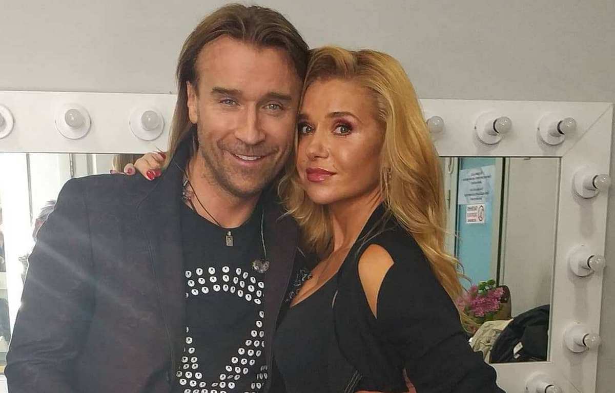 Короткая юбка и эффектное декольте: в Сеть попали новые фото жены Олега Винника