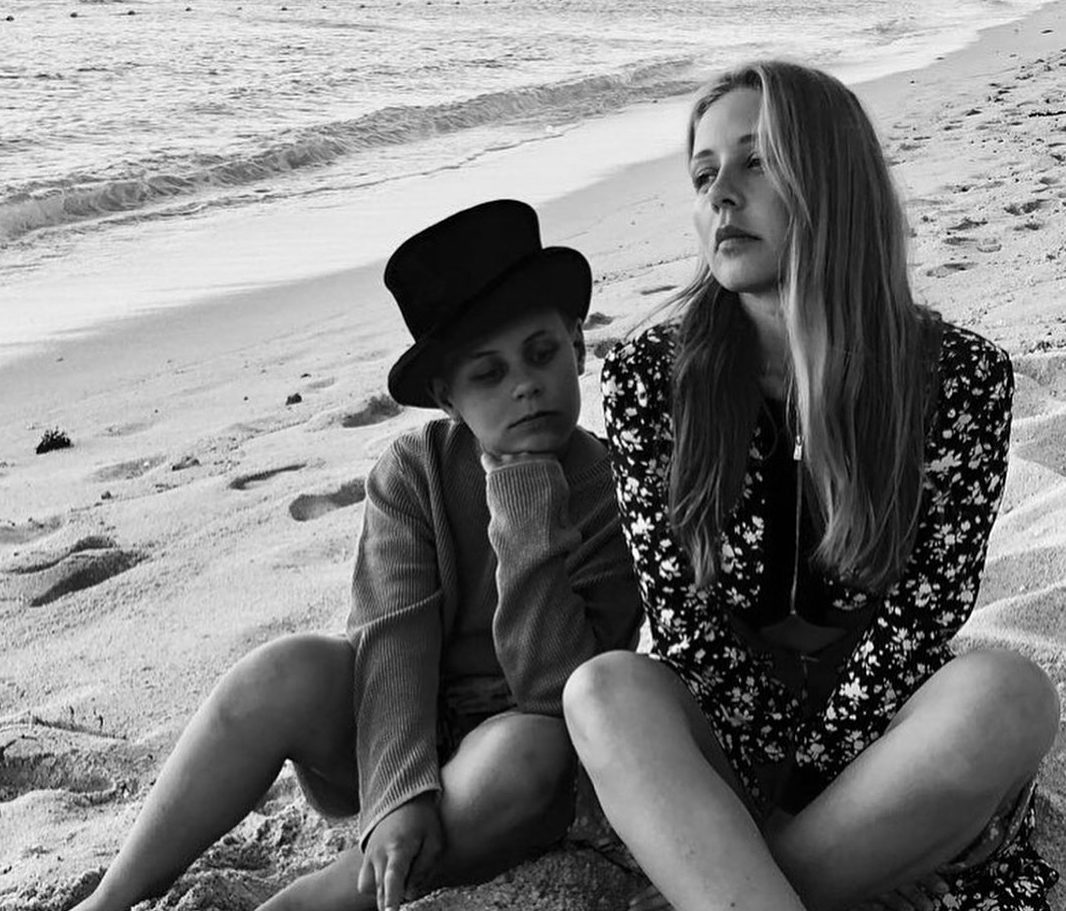 Тіна Кароль показала фото без макіяжу в обнімку з 12-річним сином