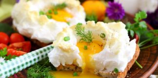 Як приготувати пишну яєчню з помідорами та сиром: покроковий рецепт французького сніданку - today.ua